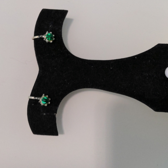 Vintage Screw on Earrings with green stone and crystals - Picture 3 of 8